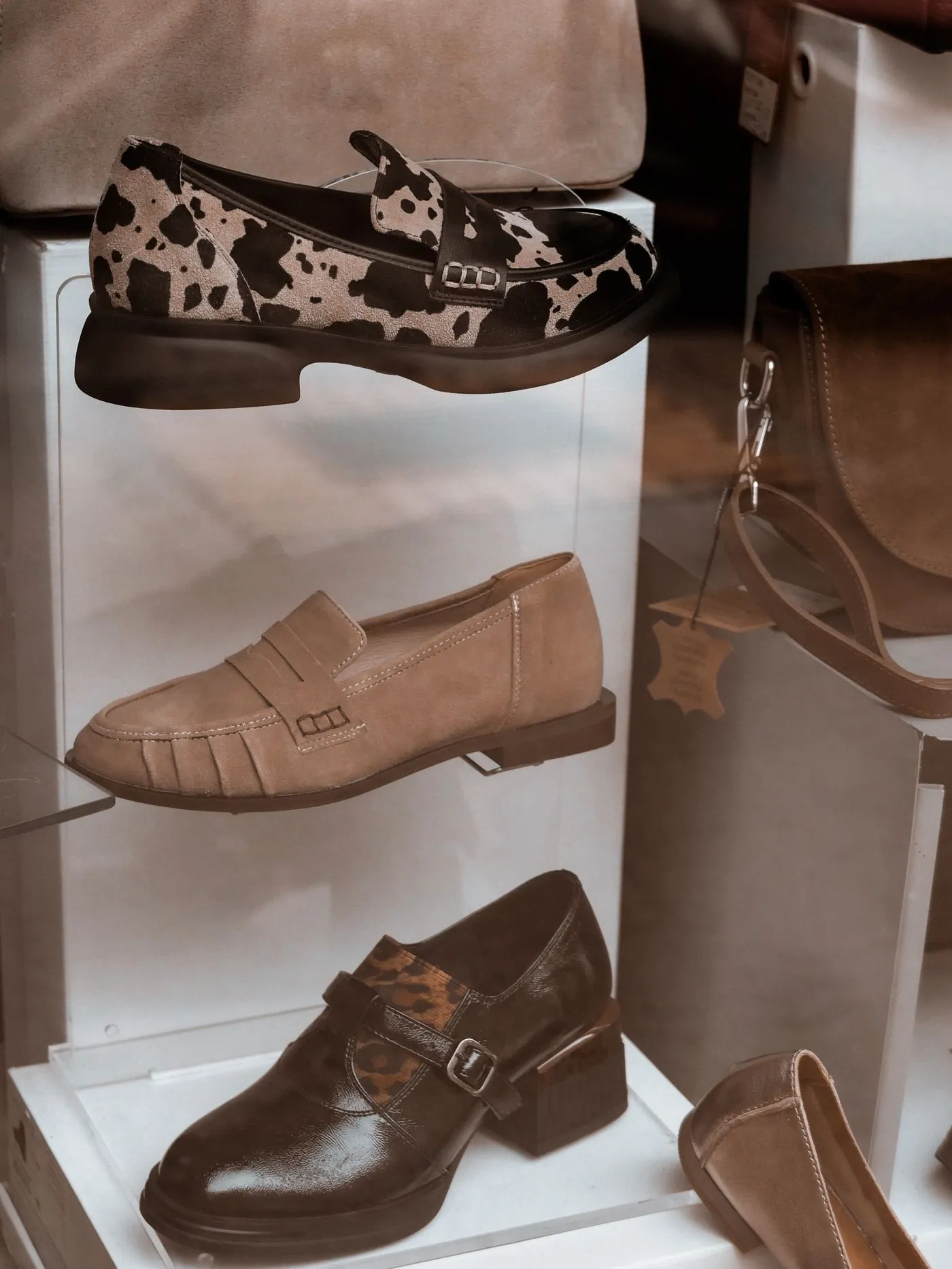 Mocassins et sac présentés dans une vitrine de boutique